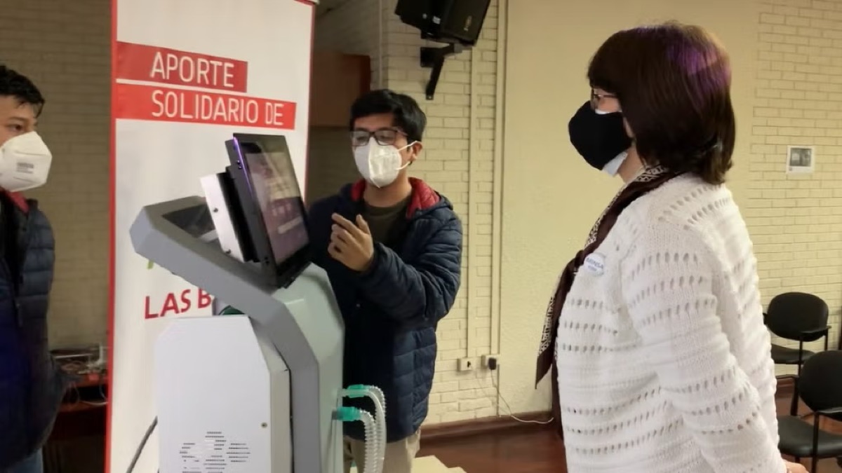 Cristian Lazo presenting the OXIPUL ventilator to Peru's Minister of Health